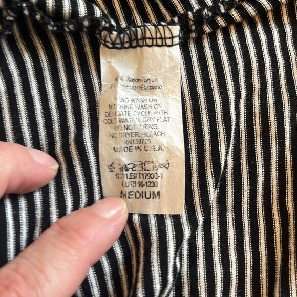 Honey Punch Black White Stripe Sleeveless Top Shirt Medium Flowy Exaggerated - Picture 5 of 6